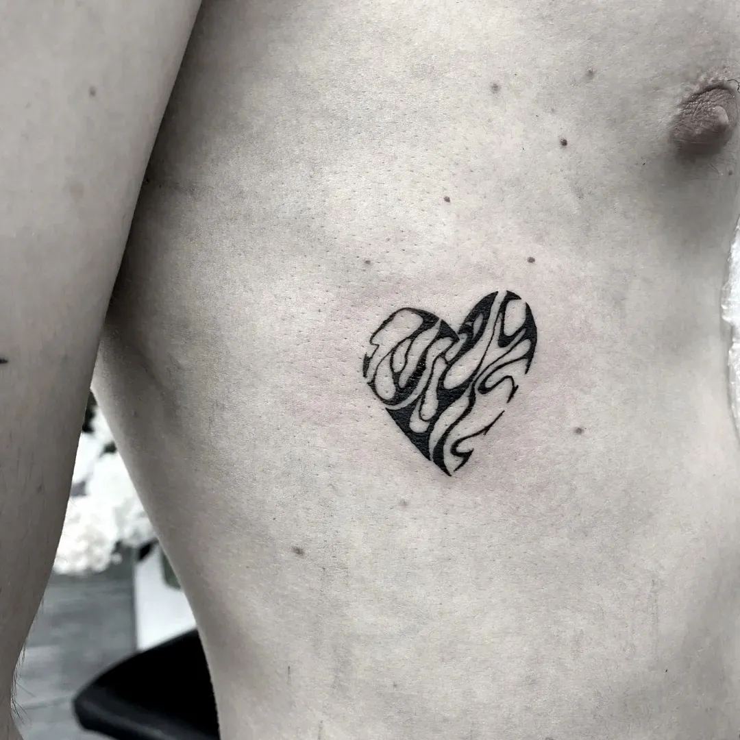 Tatuaggio nero di un cuore con linee distorte