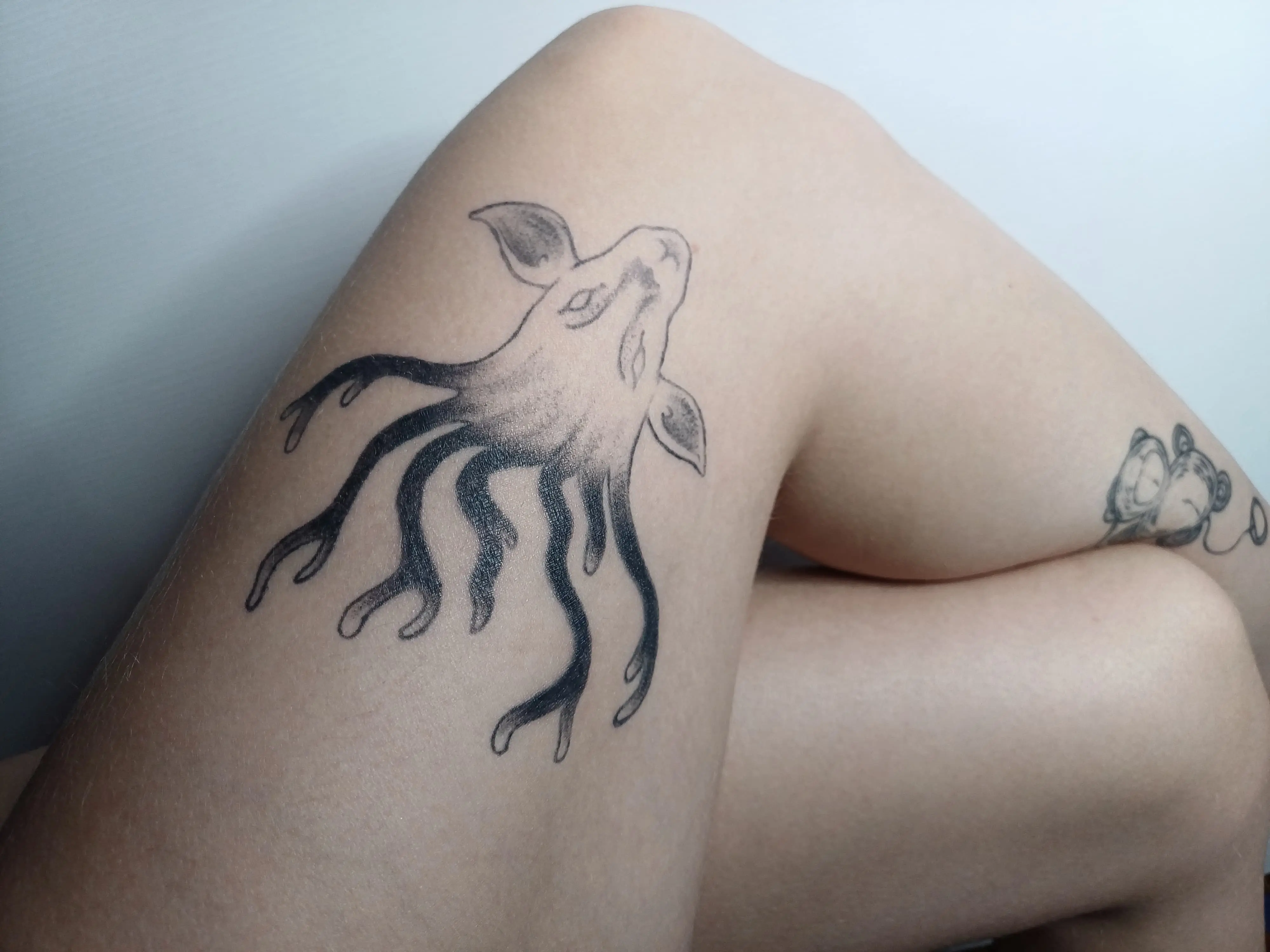 Tatuaggio dio bestia della lrincipessa mononoke bianco e nero su coscia