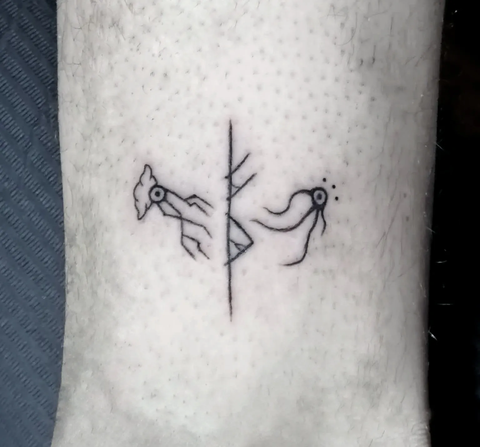 un tatuaggio raffigurante una le rune fehu e thurisaz