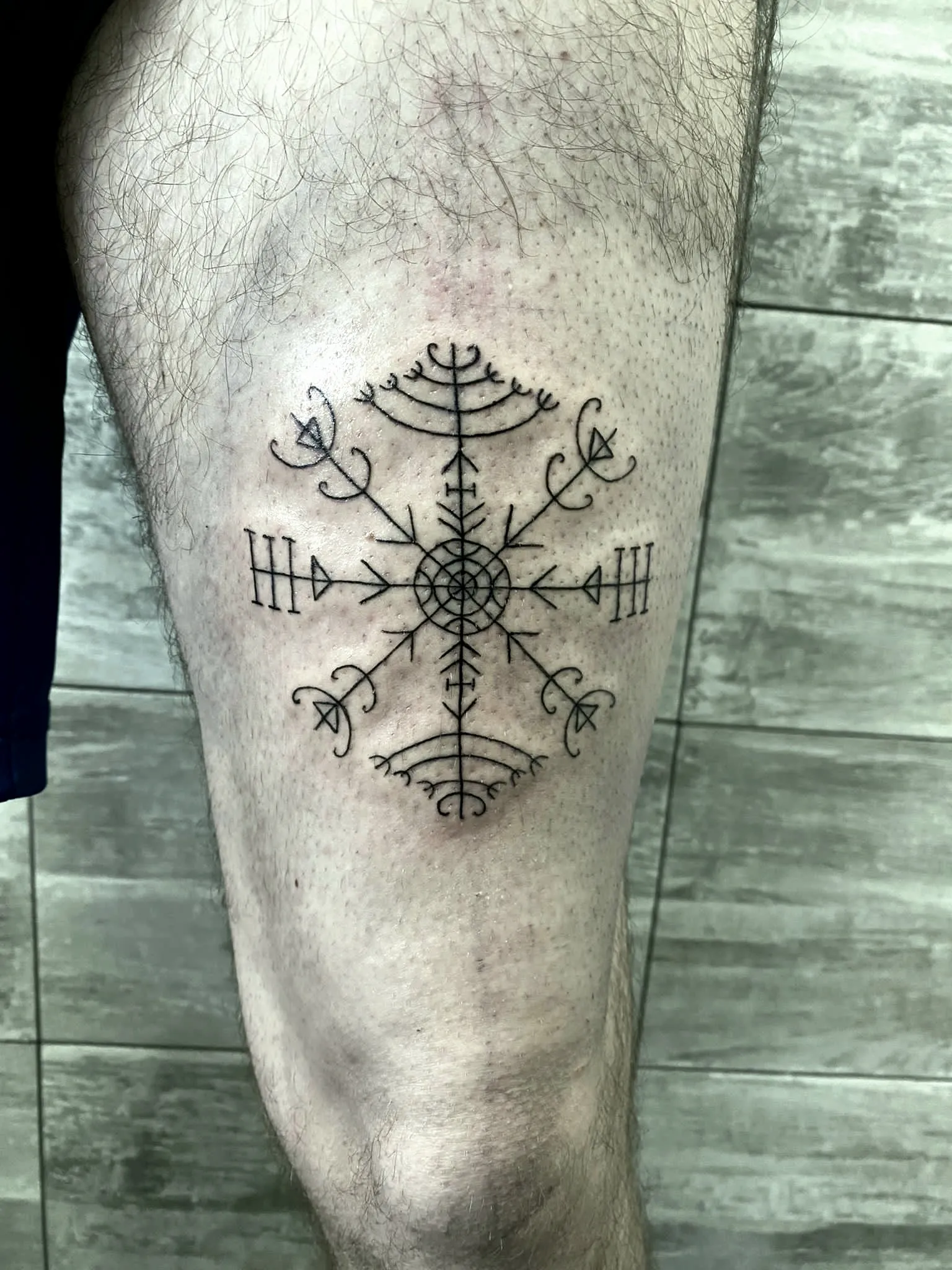 Tatuaggio di una runa islandese veldismagn